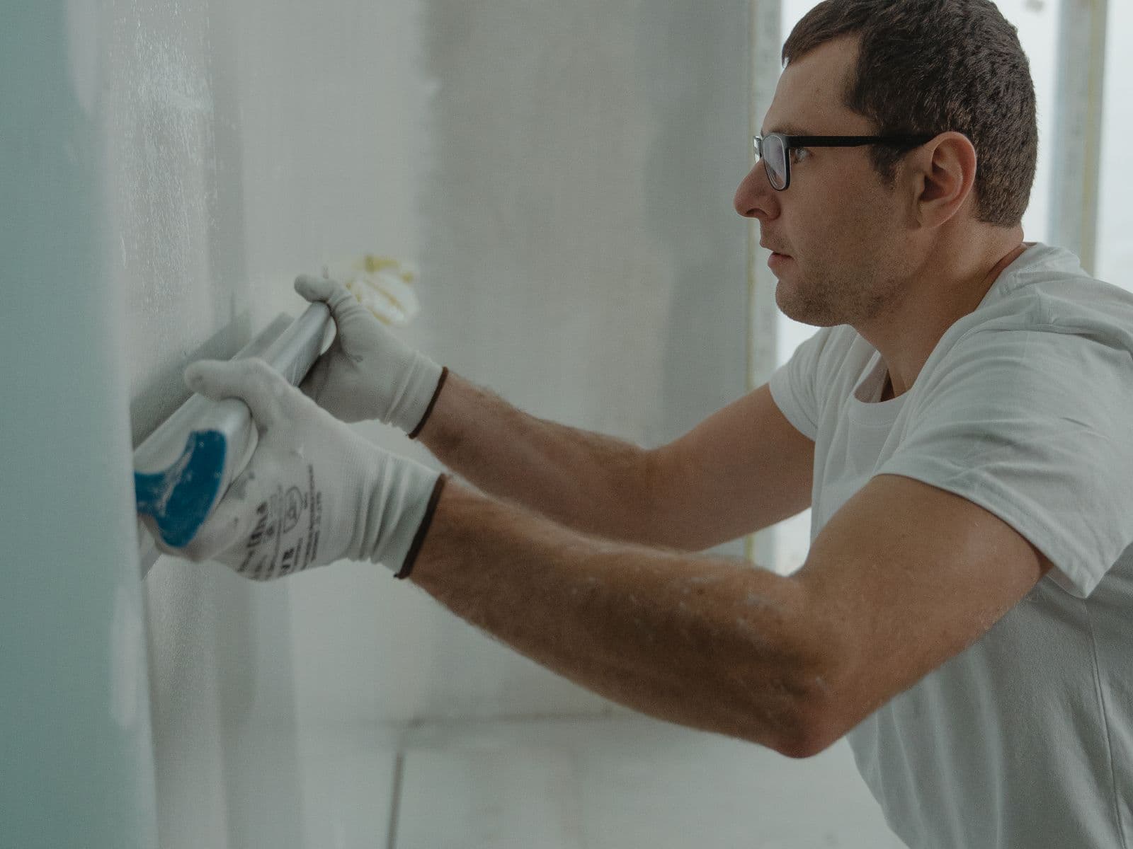 Applying joint compound to a drywall wall